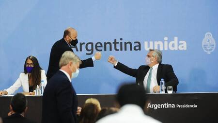 Gildo Insfrán y Alberto Fernández. Foto: Luciano Thieberger.