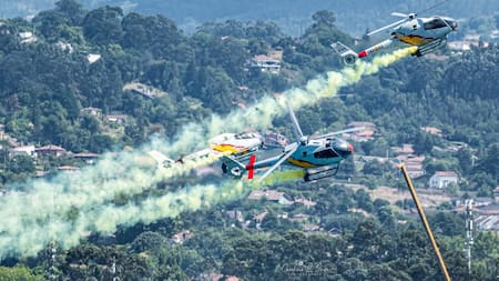 Helicópteros acróbatas de la Patrulla Aspa del Ejército Español