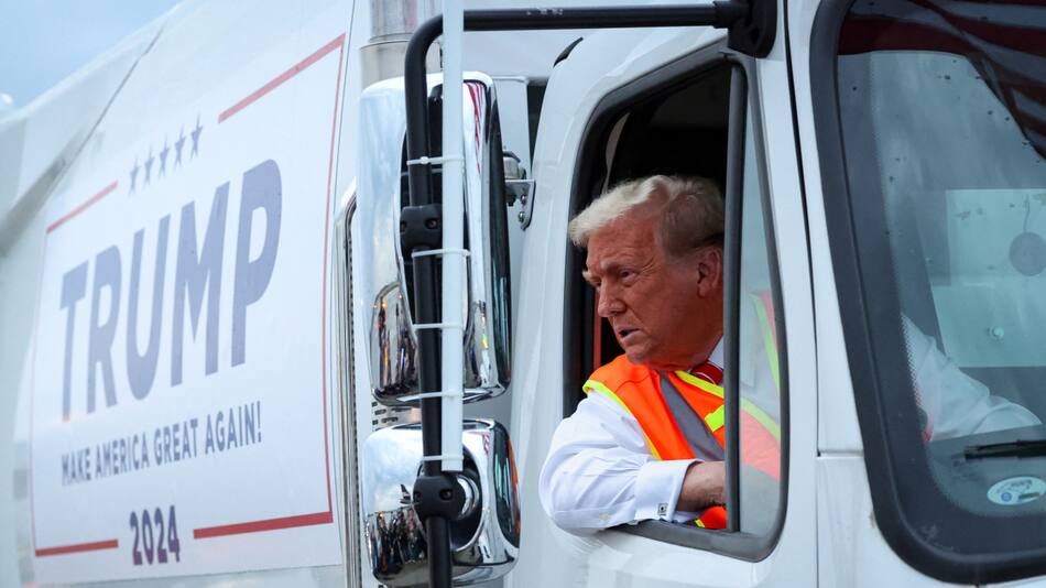 Donald Trump llegó a un acto de campaña en un camión de basura. Foto: Reuters.