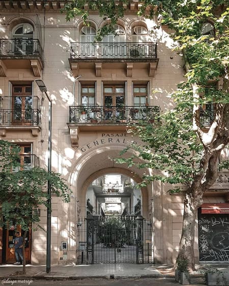 Pasaje General Paz, Colegiales. Foto Instagram @turismobuenosairesok