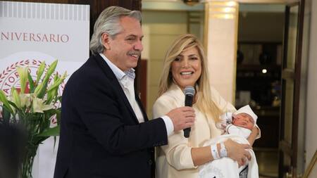 Alberto Fernández y Fabiola Yañez presentaron a su hijo Francisco. NA.