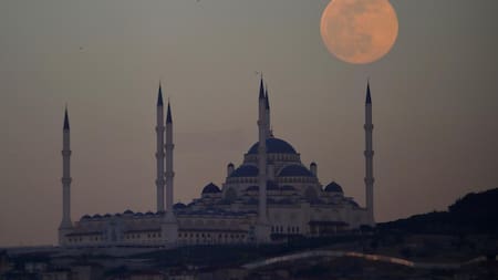 Superluna rosa, mezquita de Camlica en Estambul, Turquía, el 26 de abril de 2021, REUTERS