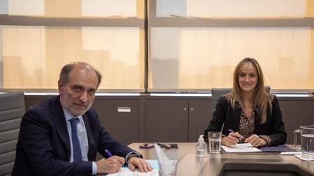 Malena Galmarini y Eduardo Hecker firmaron un convenio de AySA