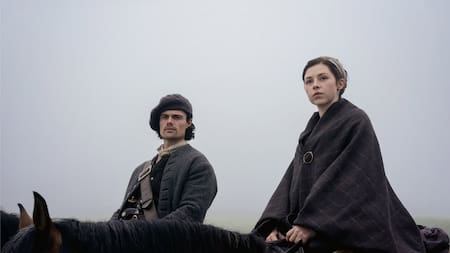 Julia, mamá de Claire, y Brian, papá de Jamie, en Blood of My Blood.