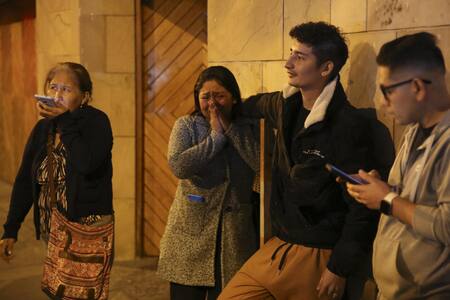 Seguidores del expresidente de Perú Alberto Fujimori reaccionan al enterarse de su muerte este miércoles, afuera de su residencia en Lima (Perú). EFE