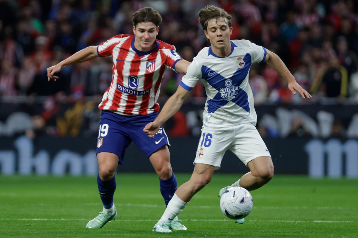 El centrocampista italiano del Deportivo de La Coruña, Lorenzo Adurante (d), protege el balón ante el delantero argentino del Atlético de Madrid, Julián Álvarez.