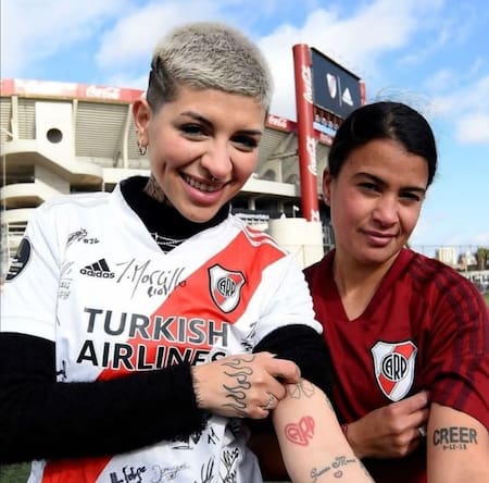 Cazzu con la camiseta de River Plate. Foto: Prensa River.