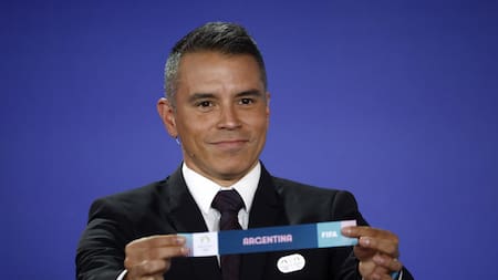 Javier Saviola con la bolilla de Argentina en el sorteo de fútbol de los Juegos Olímpicos 2024. Foto: EFE.