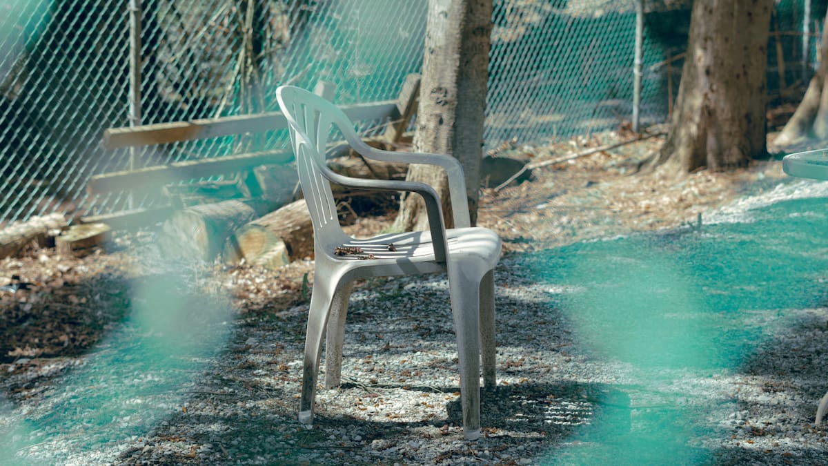 Silla de plástico. Foto: Unsplash.
