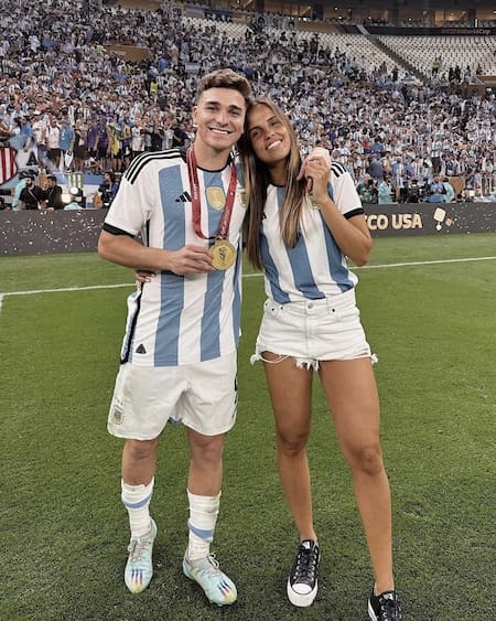 Julián Álvarez y su pareja, Emilia Ferrero. Foto: Instagram / emiliafferro.