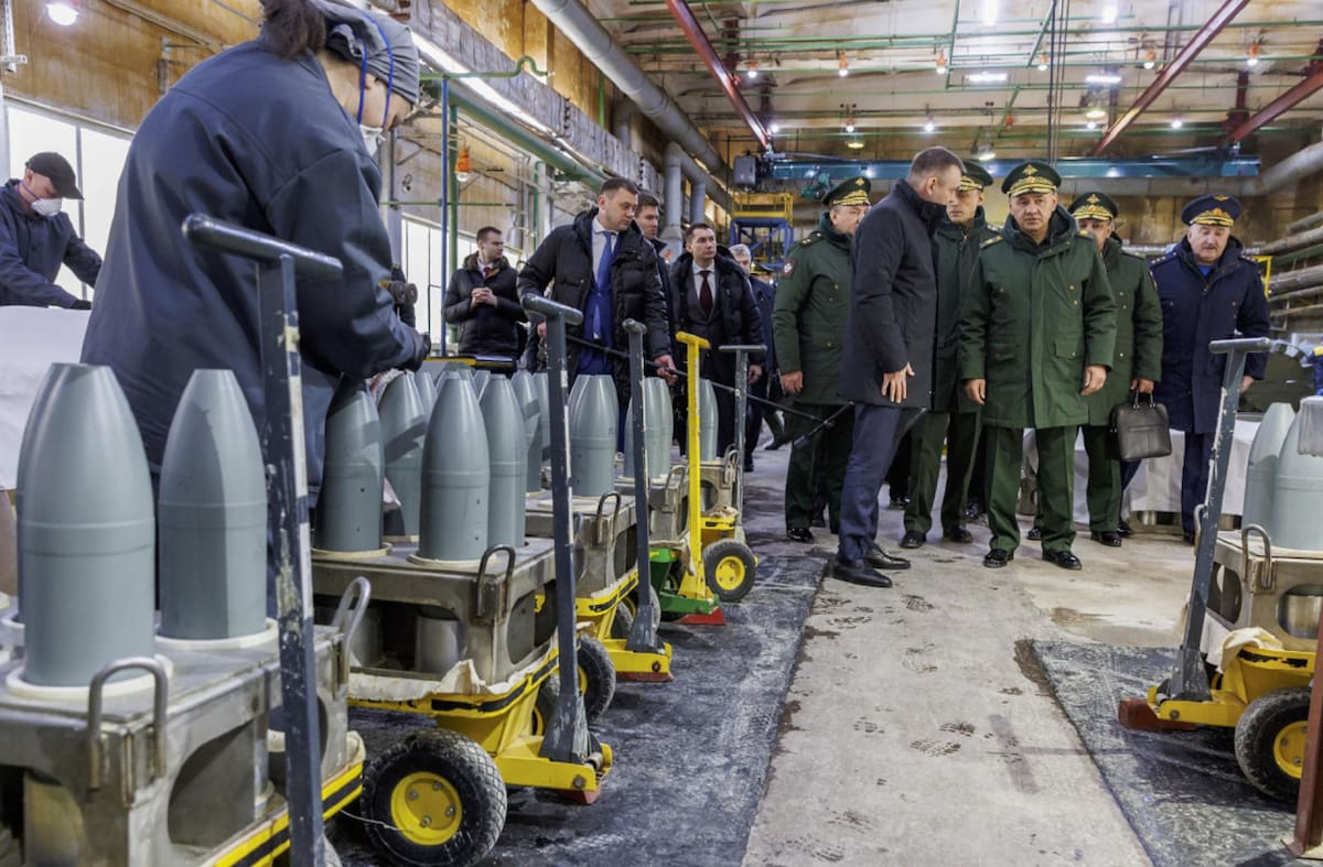 Shoigú visitó una fábrica militar en Siberia. Foto: EFE.
