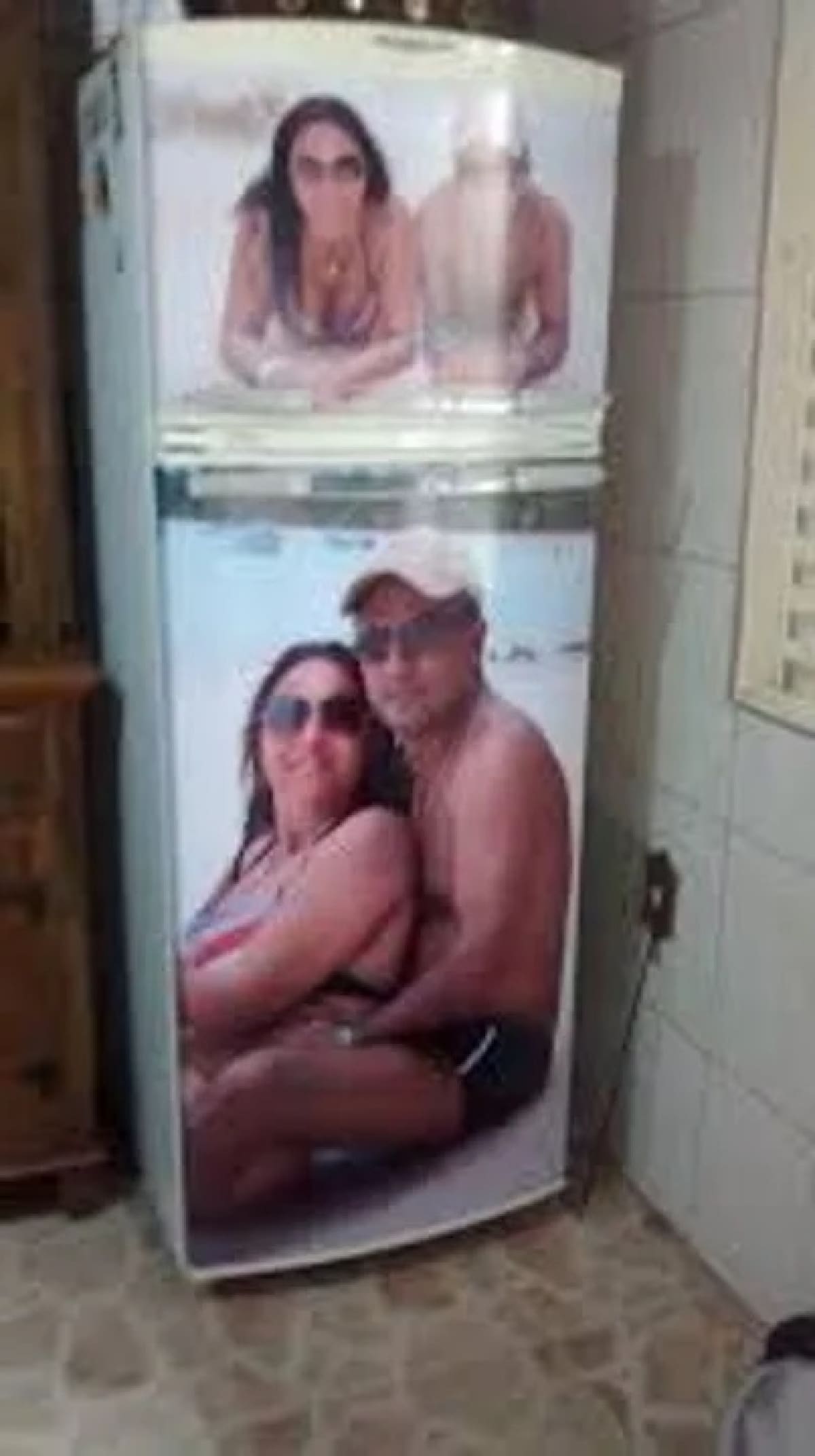 Heladera del Chelo Delgado ploteada con su imagen y la de su esposa. Foto: NA.