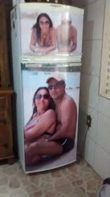 Heladera del Chelo Delgado ploteada con su imagen y la de su esposa. Foto: NA.