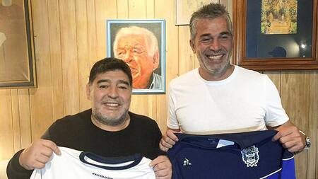 Diego Maradona y Gabriel Pellegrino, Gimnasia y Esgrima de La Plata, Foto: NA.
