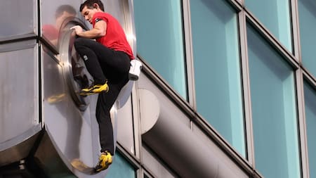 Alex Honnold escaló con éxito el Taipei 101, el edificio más alto de Taiwán, sin protección: las impactantes imágenes