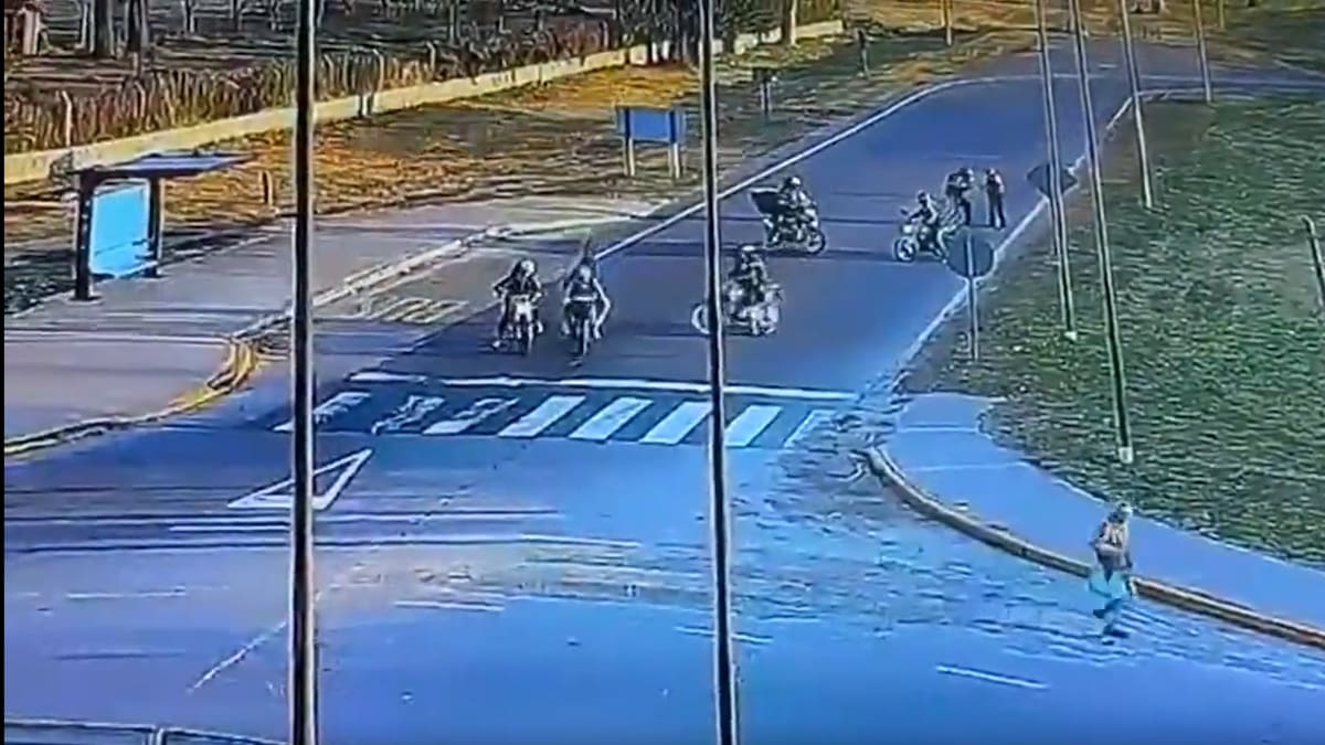 Robo piraña de motochorros contra un motoquero.