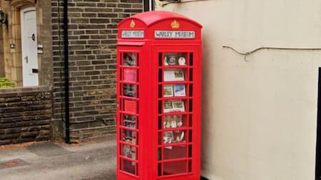 Uno de los museos más pequeños del mundo queda en el Reino Unido: está instalado dentro de una cabina telefónica