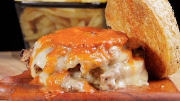 Videojuegos y comida en un solo lugar: el bar de CABA que tiene metegol, simuladores y hasta PS5