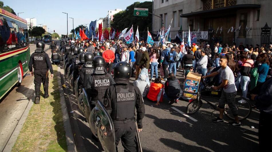 Corte y manifestación en 9 de Julio frente al Ministerio de Desarrollo social, NA