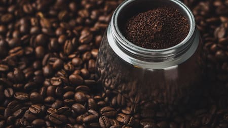Los restos de café molido pueden ayudar a preservar el medio ambiente. Foto: Unsplash.
