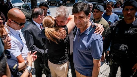 Padres de Fernando Báez Sosa junto a Burlando. Foto: Telam.