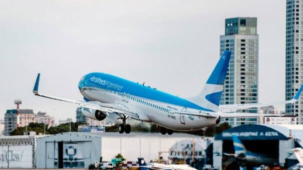 El Gobierno restringe los viajes de funcionarios al exterior