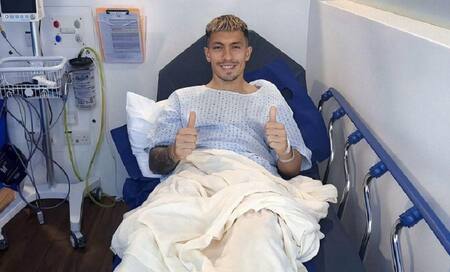 Lisandro Martínez subió una foto desde el hospital luego de ser operado. (Foto: Instagram @lisandromartinezzz)