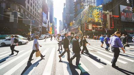 Cruce por la senda peatonal en Nueva York.