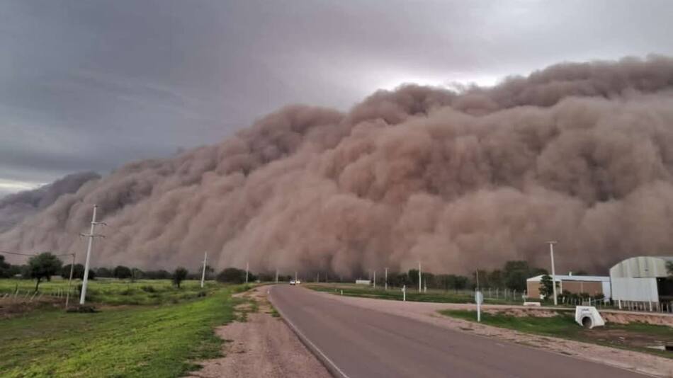 La nube de tierra en Santiago del Estero. Foto: X @davidcorreatv.