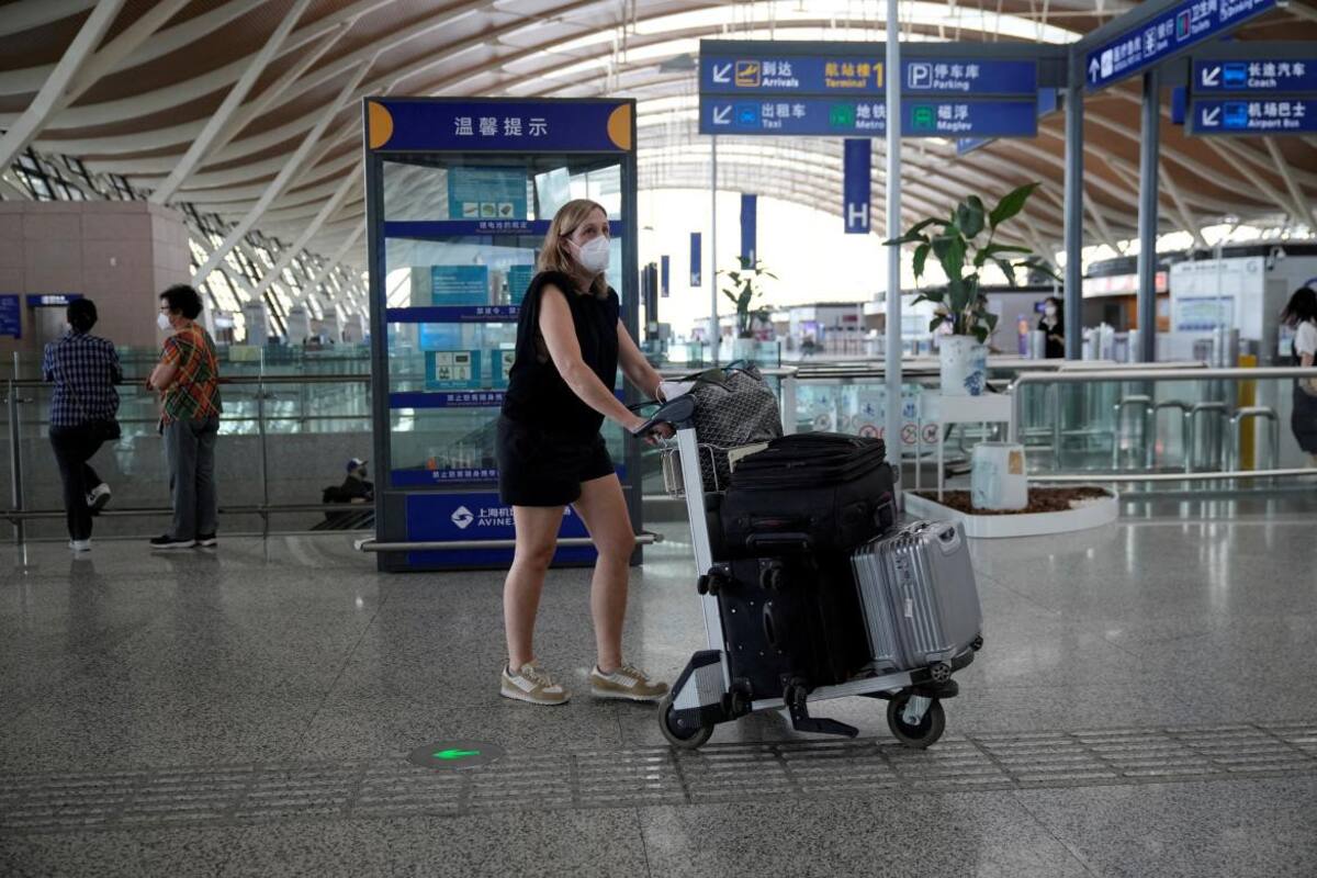Viajeros entrando a aeropuerto en China. Foto: Reuters.