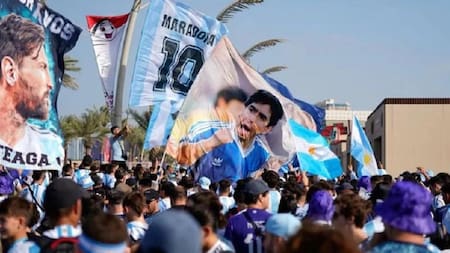 Hinchas argentinos bajaron la bandera de Inglaterra en Qatar. NA