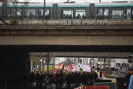 Enormes caravanas de personas se manifiestan contra la reforma de Macron. Foto: Reuters.