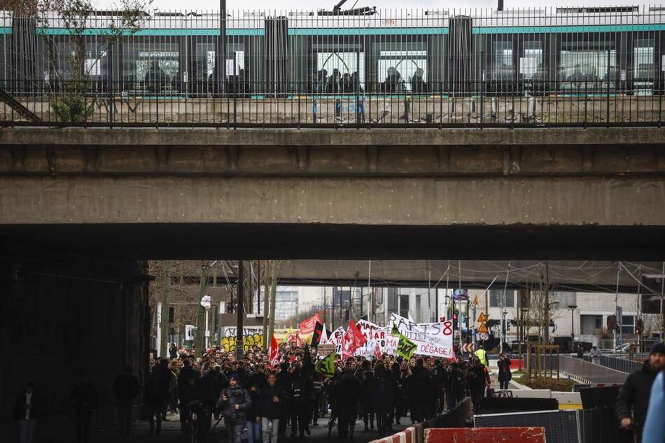 Enormes caravanas de personas se manifiestan contra la reforma de Macron. Foto: Reuters.