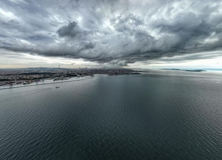 Nubes negras cubren estambul. Foto: IHA.