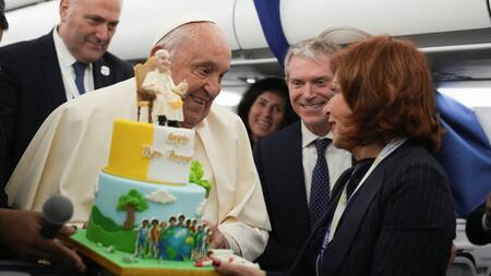 El papa y su imponente torta. Foto: Reuters.