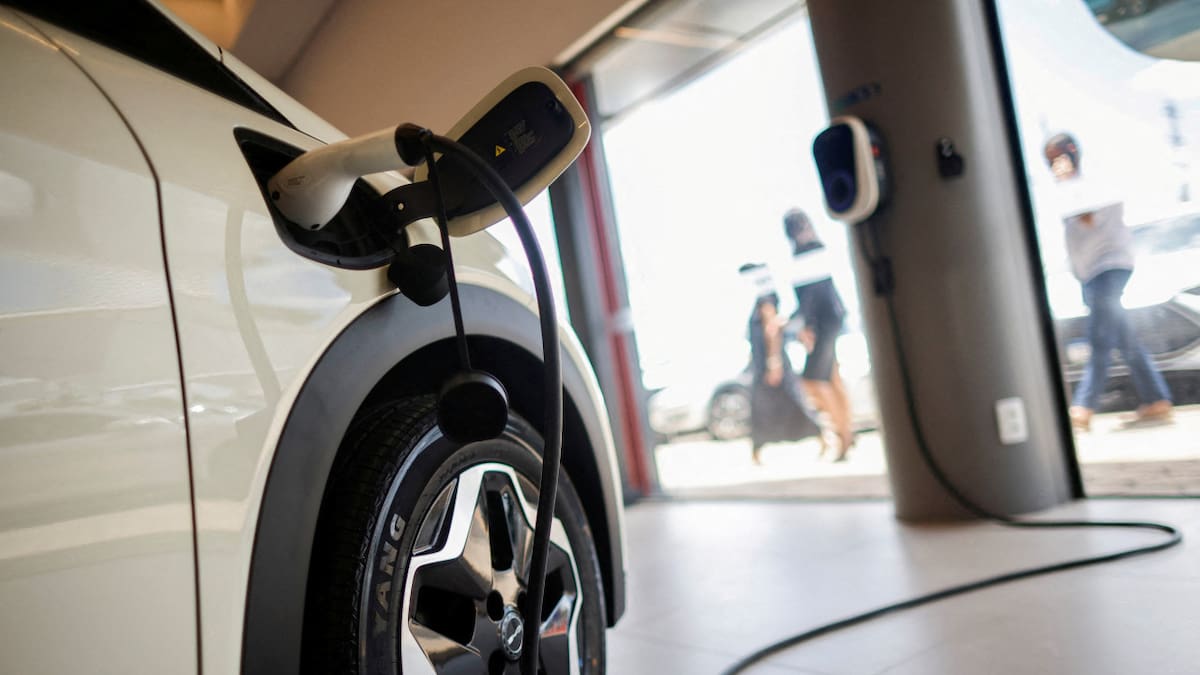 Instalarán cargadores para autos eléctricos en CABA. Foto: Reuters.