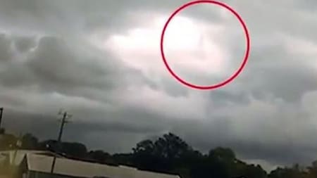 Figura humana entre nubes durante tormenta en Estados Unidos