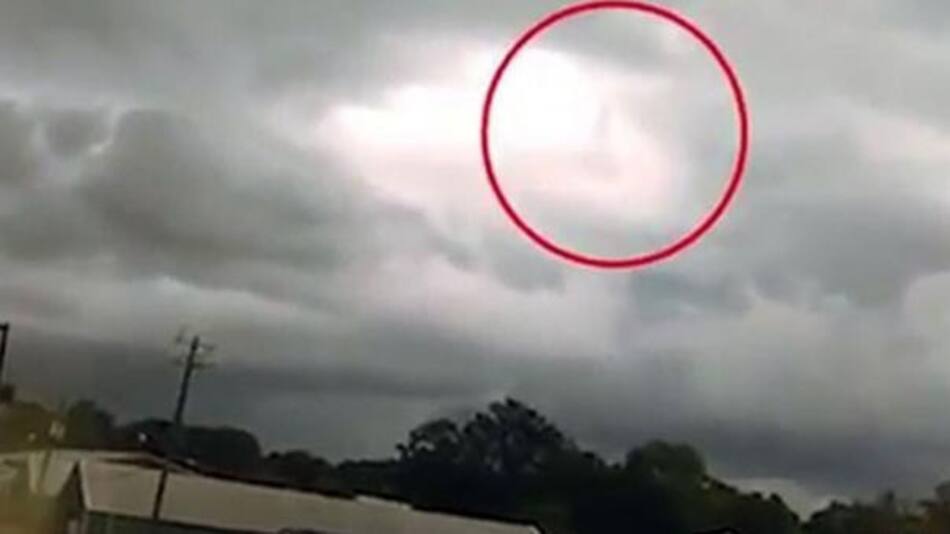 Figura humana entre nubes durante tormenta en Estados Unidos