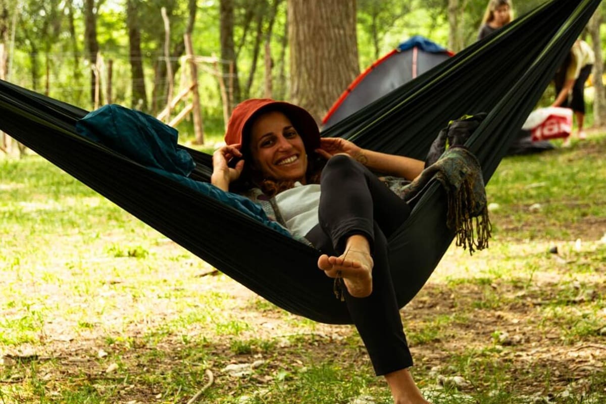 La propuesta está orientada a quienes desean vivir una experiencia inmersa en la naturaleza, compartiendo un estilo de vida basado en la sustentabilidad y el desarrollo personal.