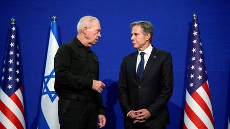 Antony Blinken junto a Yoav Gallant, ministro de Defensa de Israel. Foto: Reuters.