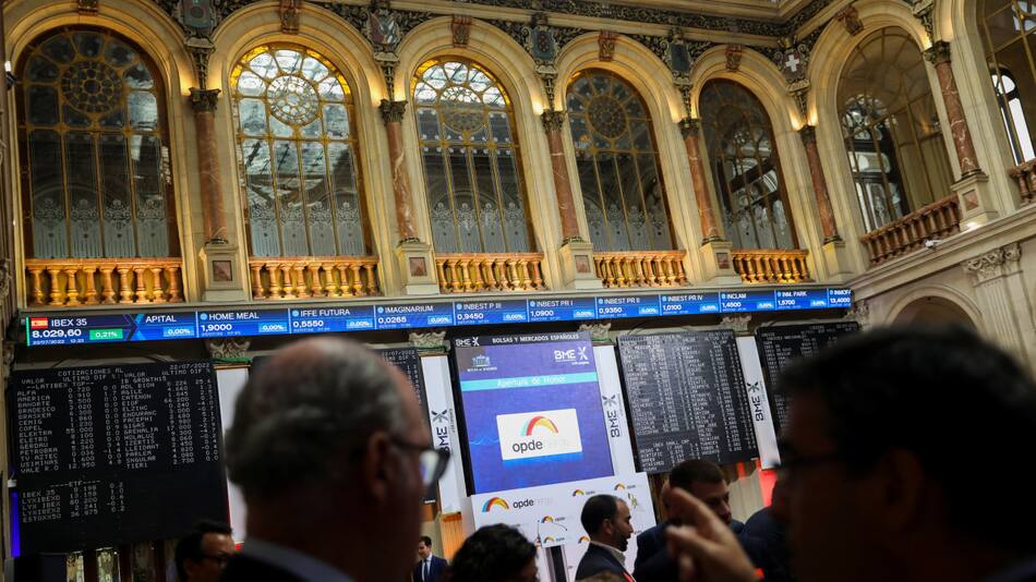 Personas visitan la Bolsa de Madrid. Foto: Reuters.