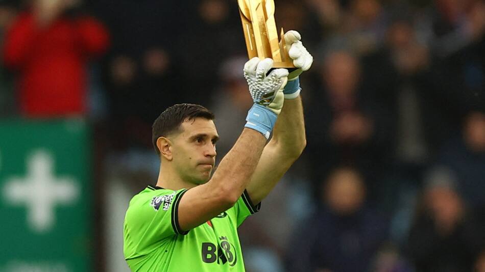 Homenaje al Dibu Martínez en Aston Villa. Foto: Reuters