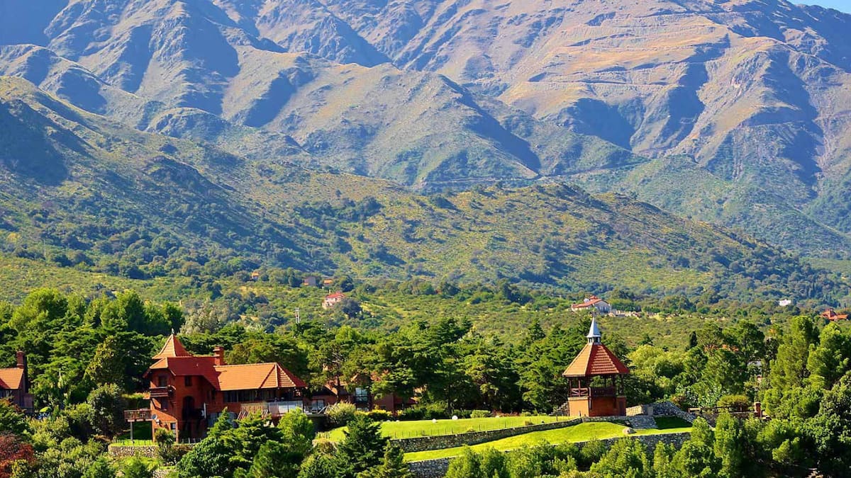 Este increíble pueblo se ubica al pie de las imponentes Sierras de los Comechingones. Foto: Merlo Turismo.