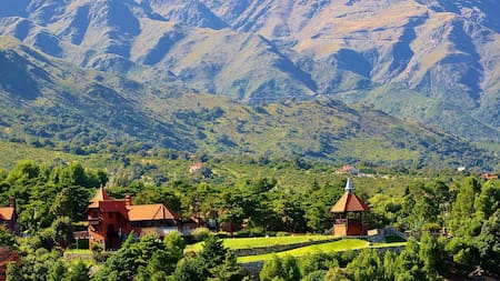 Este increíble pueblo se ubica al pie de las imponentes Sierras de los Comechingones. Foto: Merlo Turismo.