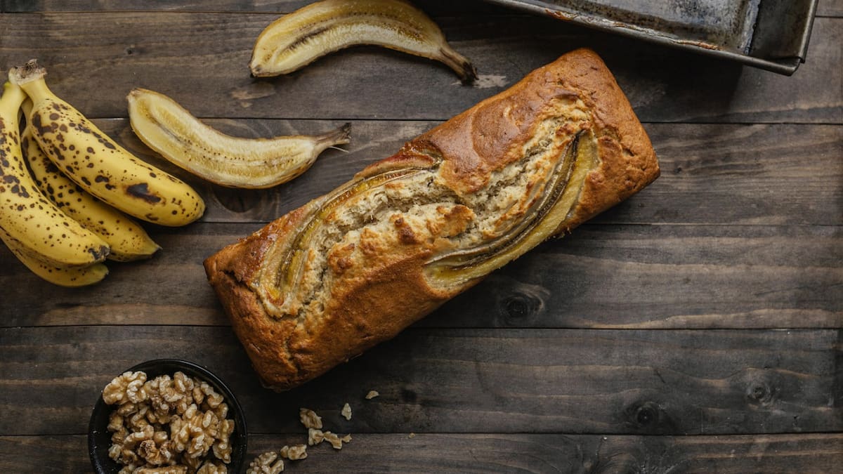 Esponjoso, rico e ideal para la merienda: la receta fácil y rápida para hacer budín de banana con dulce de leche
