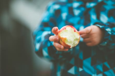 Comer manzana antes de dormir es muy aconsejable. Foto: Unsplash.