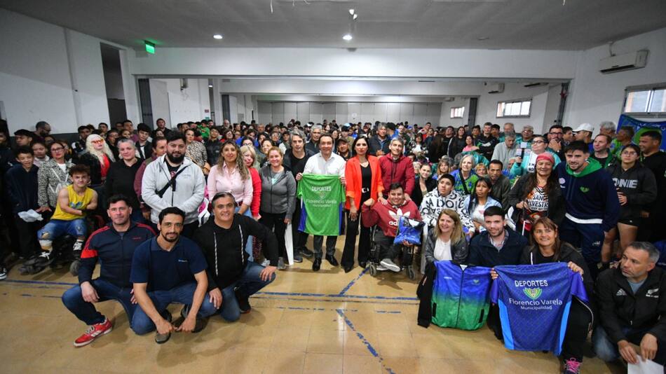 Andrés Watson entregó indumentaria para los y las finalistas locales de los Juegos Bonaerenses 2024