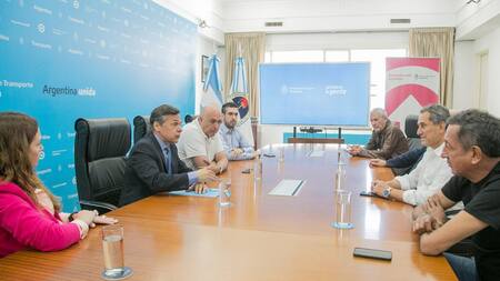 Giuliano convocó a sectores sindicales por la preocupación de las amenazas de bomba de este miércoles. Foto: Prensa.