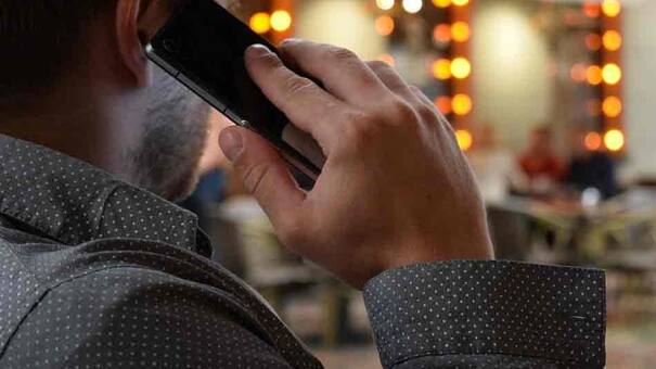 Cuento del tío: le hicieron creer que su esposa estaba secuestrada y pagó un rescate en dólares