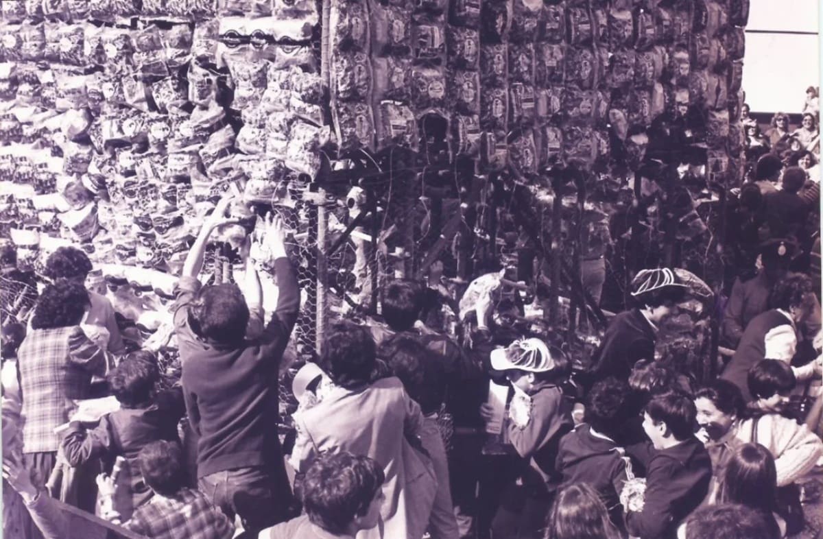 En plena dictadura militar argentina, la artista presentó su monumental creación en el predio de La Rural, en Buenos Aires. Una grúa, una multitud desbordada y la intervención de los bomberos voluntarios protagonizaron un inesperado desenlace.